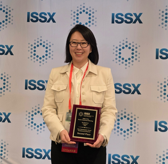 이소진 에이플러스시뮬레이션 대표가 'ISSX 2026' Best Presentation Award에서 2등상을 받고 기념사진을 촬영 중이다/사진제공=에이플러스시뮬레이션