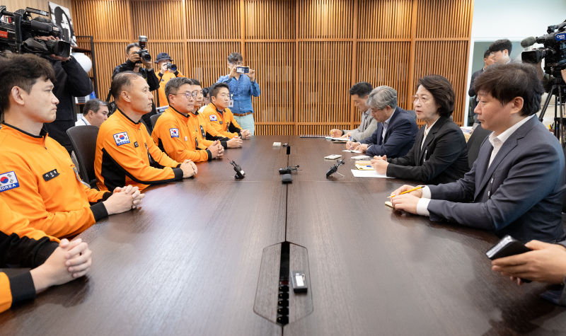 추미애 경기도지사가 20일 집무실에서 전국공무원노동조합 소방본부와 간담회를 하고 있다./사진제공=경기도