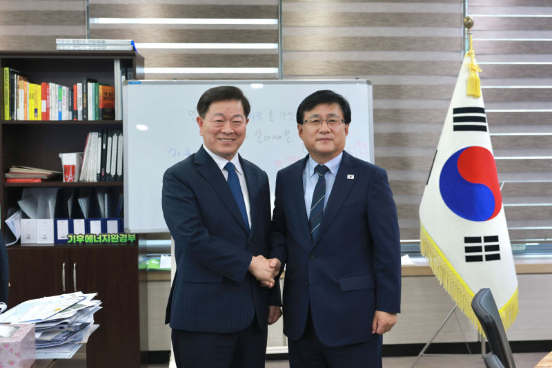 박승원 광명시장(왼쪽)이 20일 오후 서울 서초구 한강홍수통제소에서 김성환 기후에너지환경부 장관을 만나 악수하고 있다./사진제공=광명시