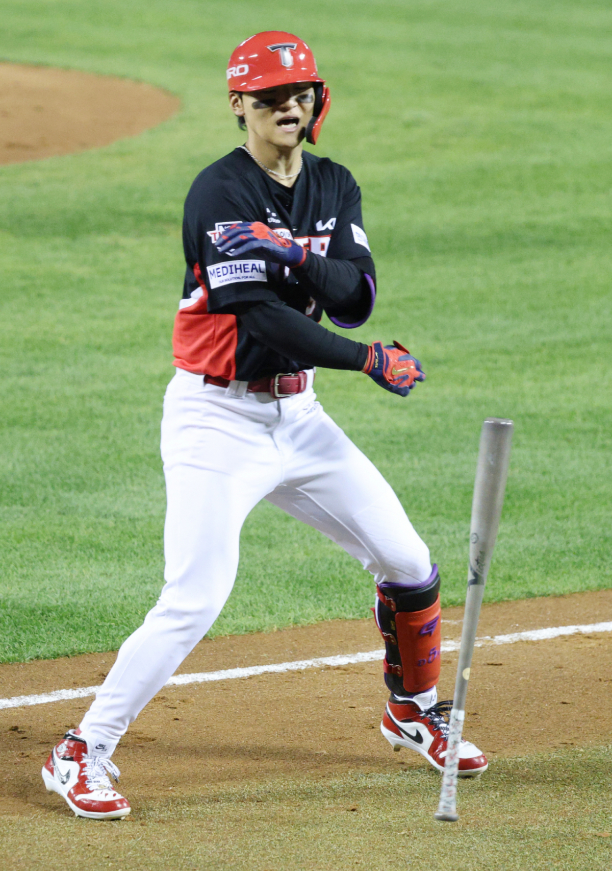2026 KBO 포스트시즌 준플레이오프(준PO) 3차전 LG 대 KIA전이 20일 서울 잠실야구장에서 열렸다.  KIA 김도영이 2회초 1사 만루에서 LG 케네디를 상대로 만홈런을 날리고 환호하고 있다. /사진=김진경 kim.jinkyung@