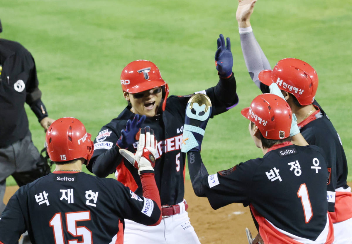 2026 KBO 포스트시즌 준플레이오프(준PO) 3차전 LG 대 KIA전이 20일 서울 잠실야구장에서 열렸다.  KIA 김도영이 2회초 1사 만루에서 LG 케네디를 상대로 만루 홈런을 날리고 홈인하고 있다. /사진=김진경 kim.jinkyung@