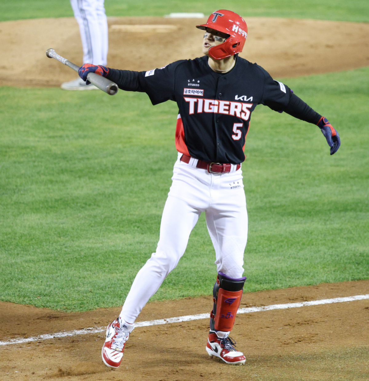 2026 KBO 포스트시즌 준플레이오프(준PO) 3차전 LG 대 KIA전이 20일 서울 잠실야구장에서 열렸다.  KIA 김도영이 2회초 1사 만루에서 LG 케네디를 상대로 만루 홈런을 날리고 환호하고 있다. /사진=김진경 kim.jinkyung@