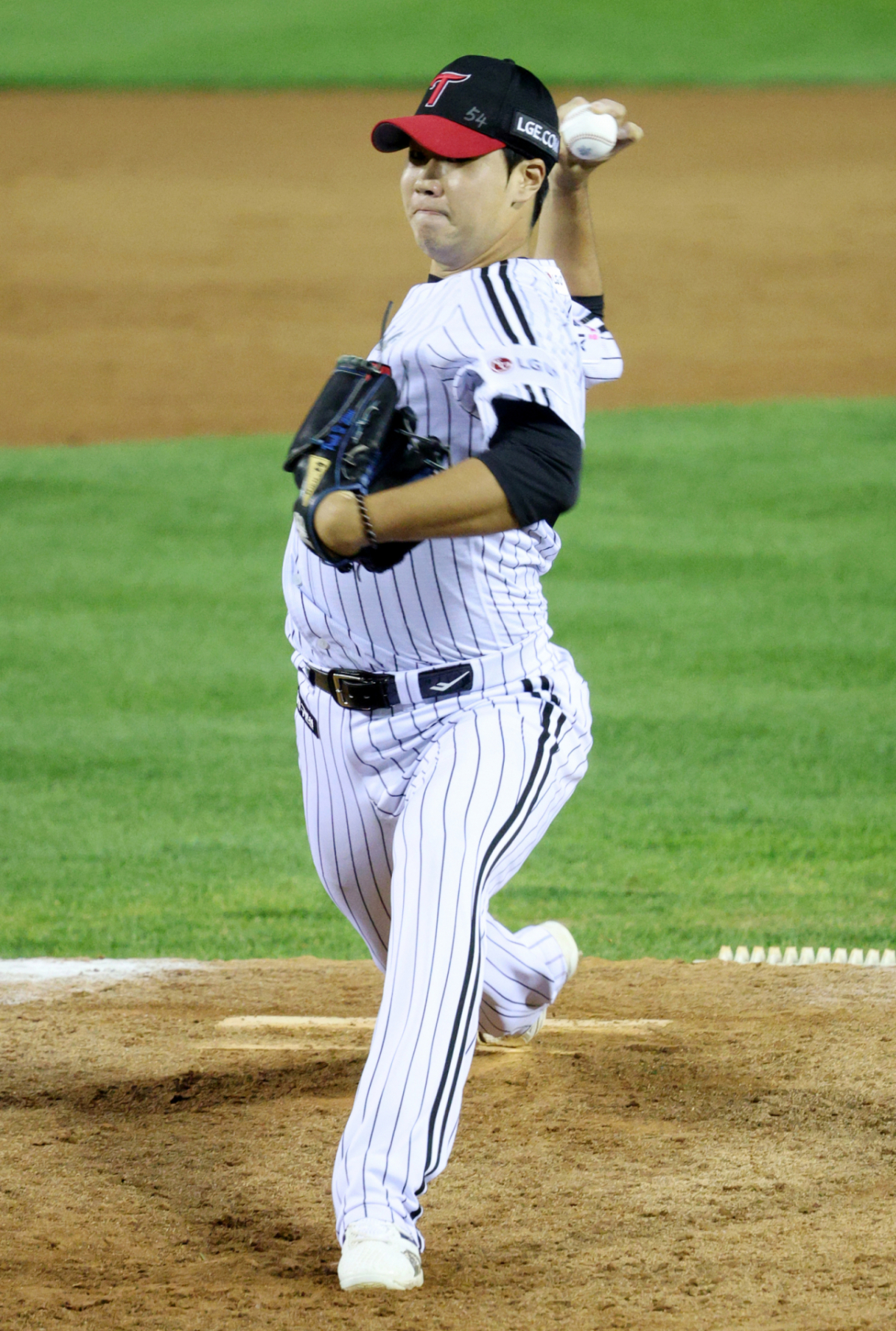 2026 KBO 포스트시즌 준플레이오프(준PO) 3차전 LG 대 KIA전이 20일 서울 잠실야구장에서 열렸다. LG 박시원이 역투하고 있다. /사진=김진경 kim.jinkyung@