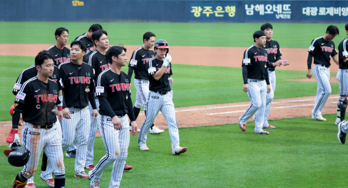 박해민과 LG선수들이18일 광주 기아챔피언스필드에서 열린 2026 KBO리그 준플레이오프 KIA타이거즈와 LG트윈스 2차전에서 패한후 아쉬운 발걸음으로 그라운드를 나서고 있다.. 2026.10.17. /사진=강영조 cameratalks@