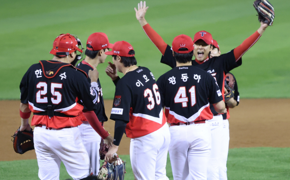 2026 KBO 포스트시즌 준플레이오프(준PO) 3차전 LG 대 KIA전이 20일 서울 잠실야구장에서 열렸다.  KIA 선수들이 LG에 13-1로 승리하며 PO에 진출한 후 기쁨을 나누고 있다. /사진=김진경 kim.jinkyung@