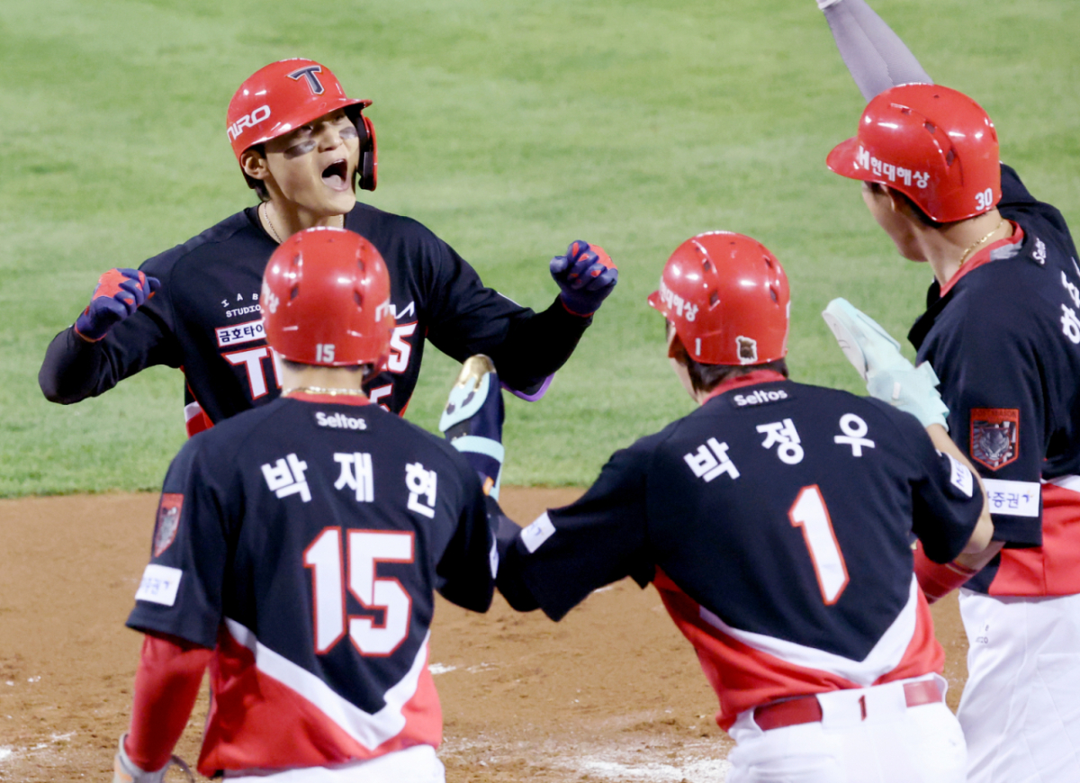 2026 KBO 포스트시즌 준플레이오프(준PO) 3차전 LG 대 KIA전이 20일 서울 잠실야구장에서 열렸다.  KIA 김도영이 2회초 1사 만루에서 LG 케네디를 상대로 만루 홈런을 날리고 홈인하고 있다. /사진=김진경 kim.jinkyung@