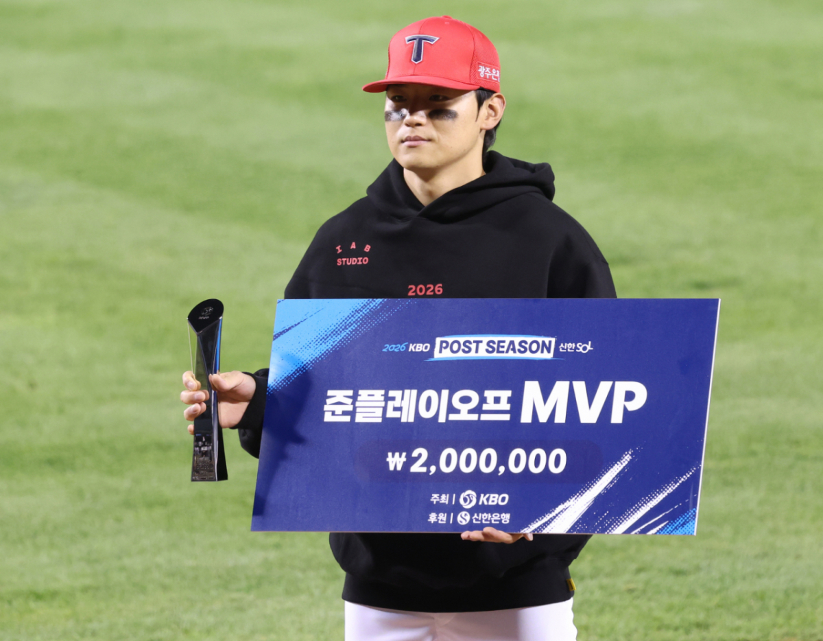 2026 KBO 포스트시즌 준플레이오프(준PO) 3차전 LG 대 KIA전이 20일 서울 잠실야구장에서 열렸다.  KIA 김도영이 준플레이오프 MVP 수상 후 포즈를 취하고 있다. /사진=김진경 kim.jinkyung@