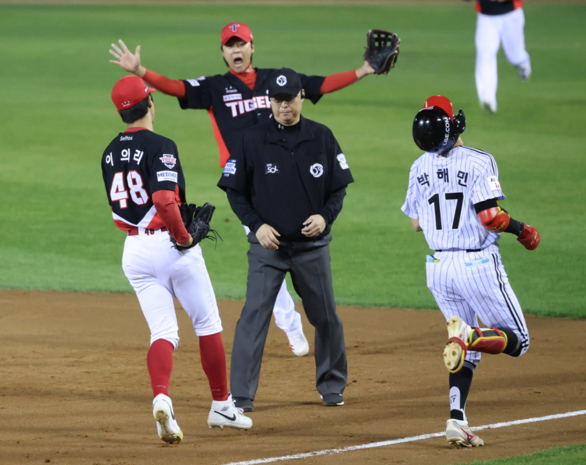 2026 KBO 포스트시즌 준플레이오프(준PO) 3차전 LG 대 KIA전이 20일 서울 잠실야구장에서 열렸다.  KIA 이의리가 7회말 2사 만루에서 LG 박해민의 내야땅볼을 처리하고 있다. /사진=김진경 kim.jinkyung@