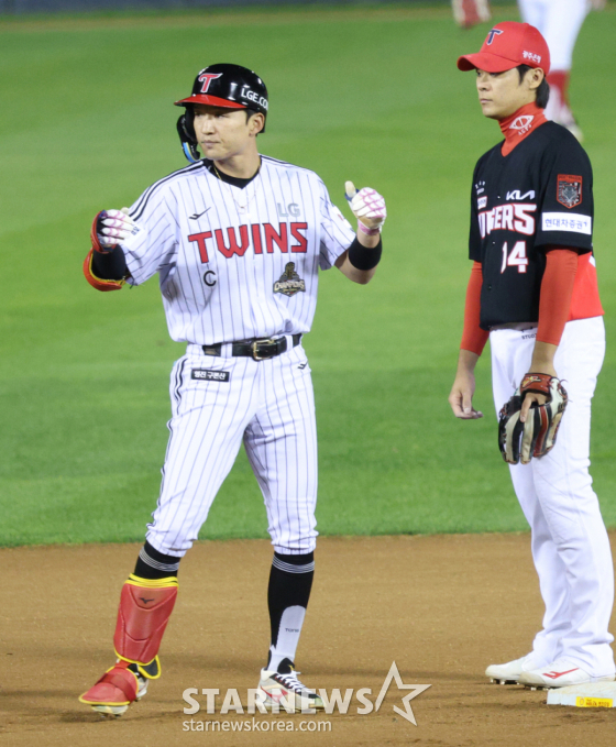 2026 KBO 포스트시즌 준플레이오프(준PO) 3차전 LG 대 KIA전이 20일 서울 잠실야구장에서 열렸다.  LG 박해민이 6회말 무사 1루에서 좌월 2루타를 날리고 출루한 후 세리머니를 하고 있다. /사진=김진경 kim.jinkyung@