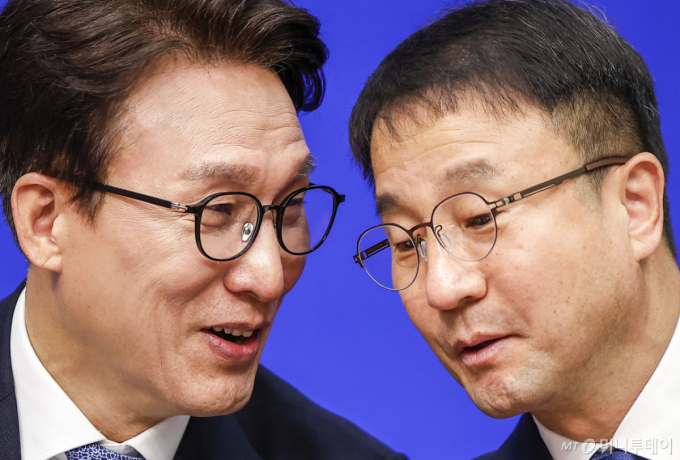 김민석 더불어민주당 대표와 한병도 원내대표가 14일 서울 여의도 국회에서 열린 최고위원회의에서 대화하고 있다. /사진=뉴시스