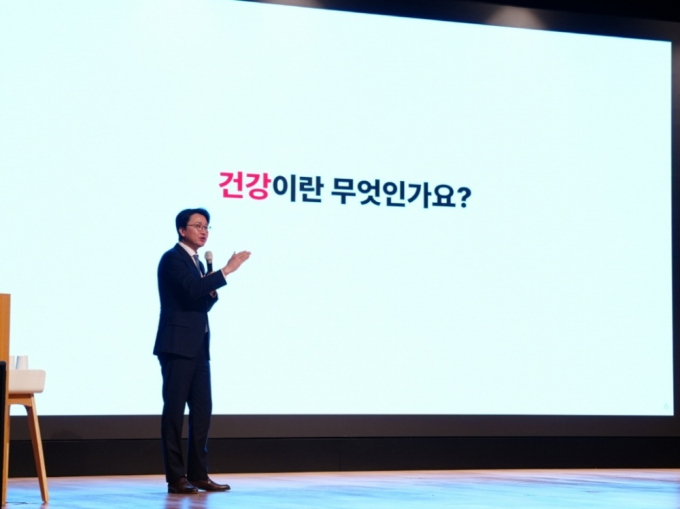 세라젬 이경수 대표이사 사장이 올해 초 세라젬 본사에서 열린 '웰니스 토크 콘서트'에서 고객과 소통하고 있다./사진=세라젬