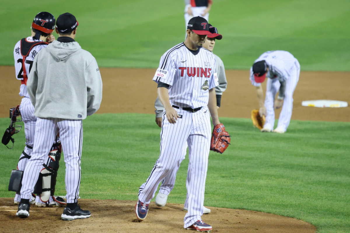 2026 KBO 포스트시즌 준플레이오프(준PO) 3차전 LG 대 KIA전이 20일 서울 잠실야구장에서 열렸다. LG 선발 카라스코가 2회초 강판되고 있다. /사진=김진경 대기자