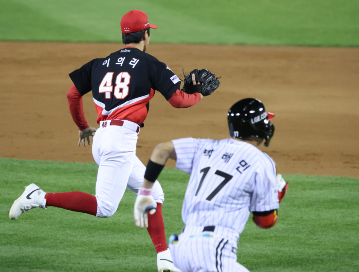 2026 KBO 포스트시즌 준플레이오프(준PO) 3차전 LG 대 KIA전이 20일 서울 잠실야구장에서 열렸다. KIA 이의리가 7회말 2사 만루에서 LG 박해민의 내야땅볼을 처리하기 위해 질주하고 있다. /사진=김진경 대기자