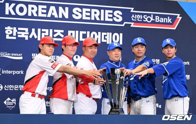 2024년 한국시리즈를 앞두고 미디어데이에서 선전을 다짐하고 있는 KIA 타이거즈와 삼성 라이온즈 선수단.