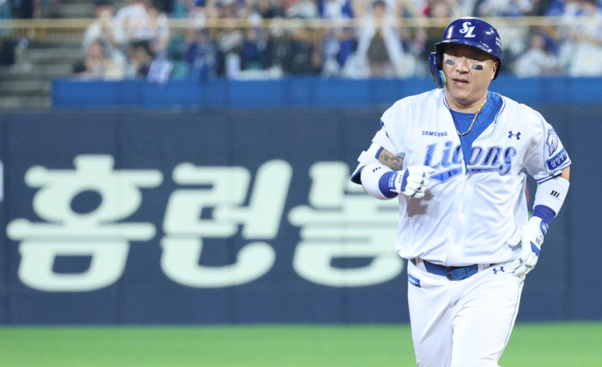 2026 신한 SOL KBO리그 삼성 라이온즈 대 SSG 랜더스 경기가 20일 대구 삼성라이온즈파크에서 열렸다. 삼성 최형우가 4회말 무사 1루에서 SSG 선바 최민준을 상대로 역전 좌월 2점 홈런을 날리고 홈인하고 있다. /사진=김진경 kim.jinkyung@