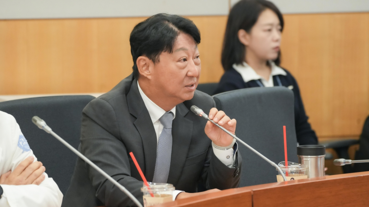 윤여민 대한임상화학회장(건국대학교병원 진단검사의학과 교수)이 지난 20일 경기 성남시 분당서울대병원에서 열린 출입기자단 대상 '만성질환 진단검사 표준화 사업 아카데미'에서 발언하고 있다. /사진제공=질병관리청
