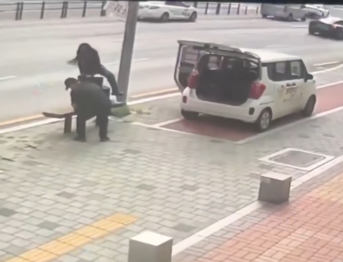 대구에서 도시락 배달을 하던 한 직원에게 갑자기 나타나 포장된 제품을 집어 던지고 배달 차량에 지붕 위에 올라가 난동을 벌이는 여성의 모습이 포착돼 논란이 일고 있다/사진=SNS 갈무리