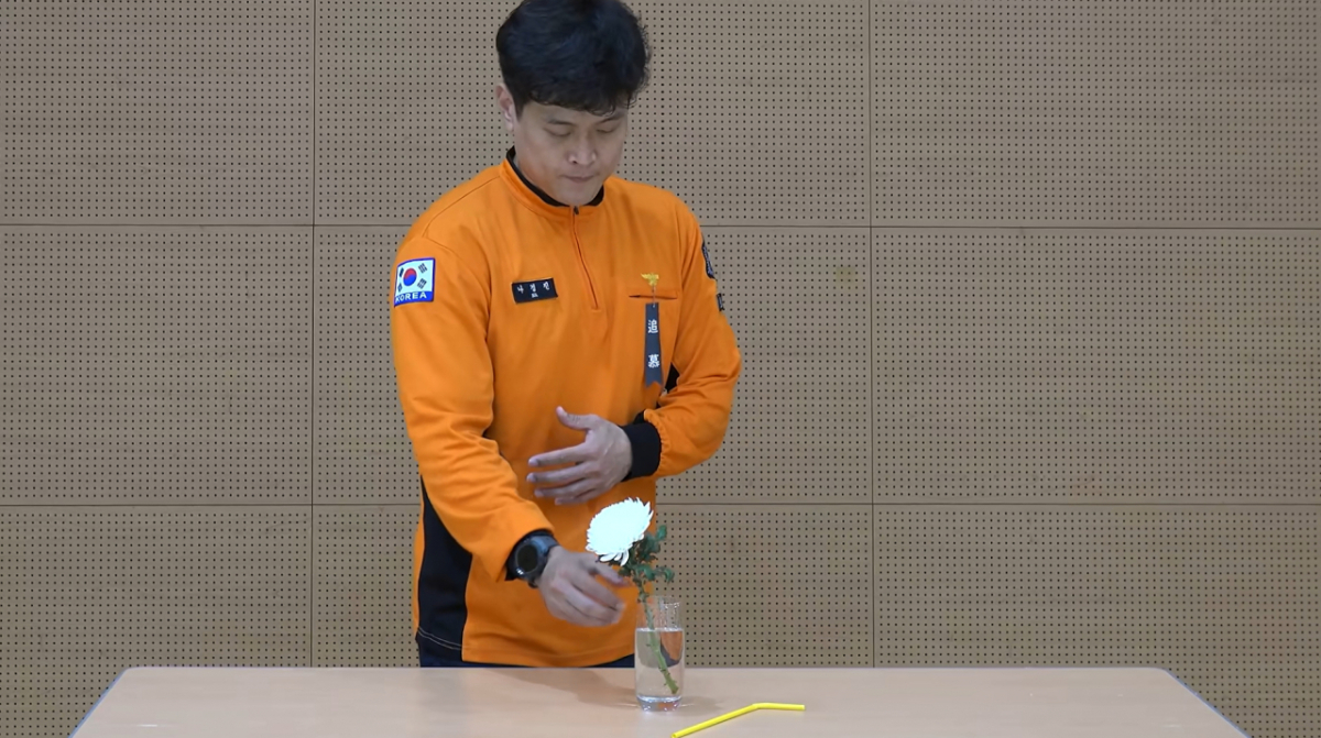 충북소방본부 진천소방서 소속 나경진 소방교가 자신의 유튜브 채널 '소방관 삼촌'에 빨대 대신 국화꽃을 꽂는 추모 영상을 공개해 관심을 모으고 있다. 추미애 경기도지사의 '소방 재정 빨대' 발언이 논란이 되고 있는 가운데, 경기 부천 공장 화재로 순직한 고(故) 김진석 소방위를 추모하는 내용이다./사진=소방관 삼촌 영상 갈무리.