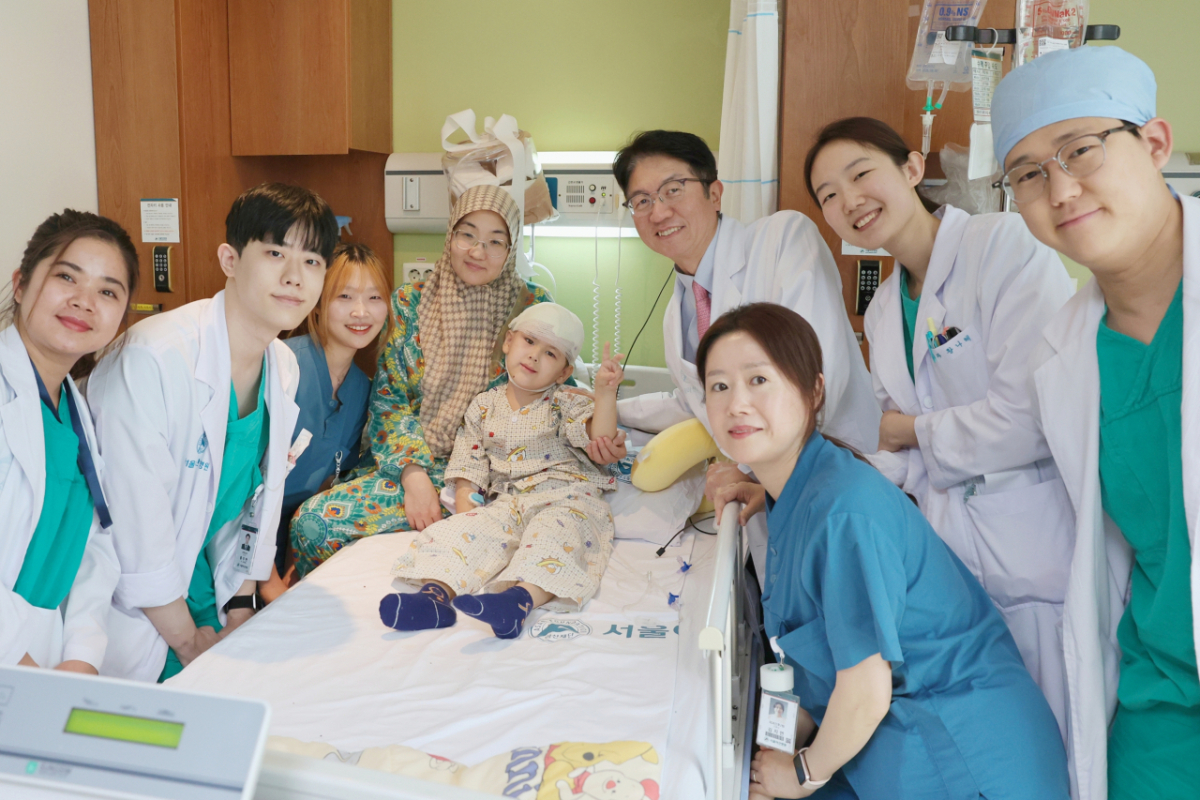(왼쪽 네 번째부터) 우마르의 엄마, 우마르, 최종우 서울아산병원 성형외과 교수를 비롯한 서울아산병원 의료진이 수술을 잘 마친 우마르의 퇴원을 기념하며 지난 14일 사진 촬영을 하고 있다. /사진=서울아산병원