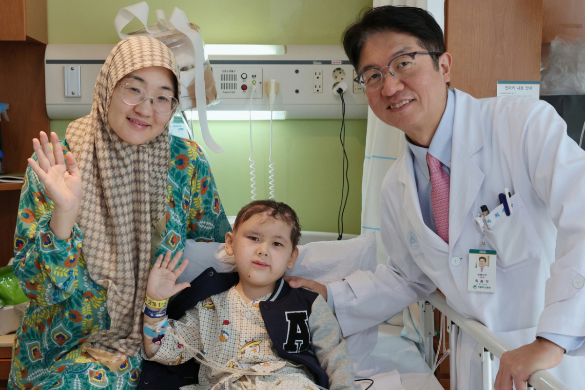 서울아산병원 의료진을 기적적으로 만나 한국에서 재건술을 성공적으로 받았다. (사진 왼쪽부터) 우마르의 엄마, 우마르, 최종우 서울아산병원 성형외과 교수(왼쪽부터)가 우마르의 퇴원을 기념하며 14일 사진 촬영을 하고 있다. /사진=서울아산병원