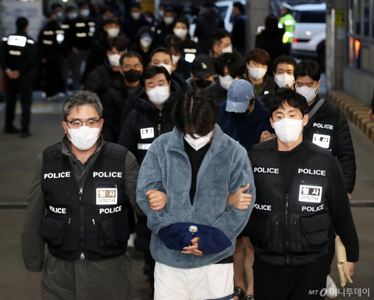 (부산=뉴스1) 윤일지 기자 = 캄보디아에서 대규모 스캠 범죄를 저질러 강제 송환된 한국인 피의자들이 23일 오후 부산 동래구 동래경찰서로 압송되고 있다. 이날 인천국제공항을 통해 강제 송환된 한국인 피의자 73명 중 49명은 부산으로 압송돼 조사를 받는다. 2026.1.23/뉴스1 Copyright © 뉴스1. All rights reserved. 무단 전재 및 재배포, AI학습 이용 금지. /사진=(부산=뉴스1) 윤일지 기자