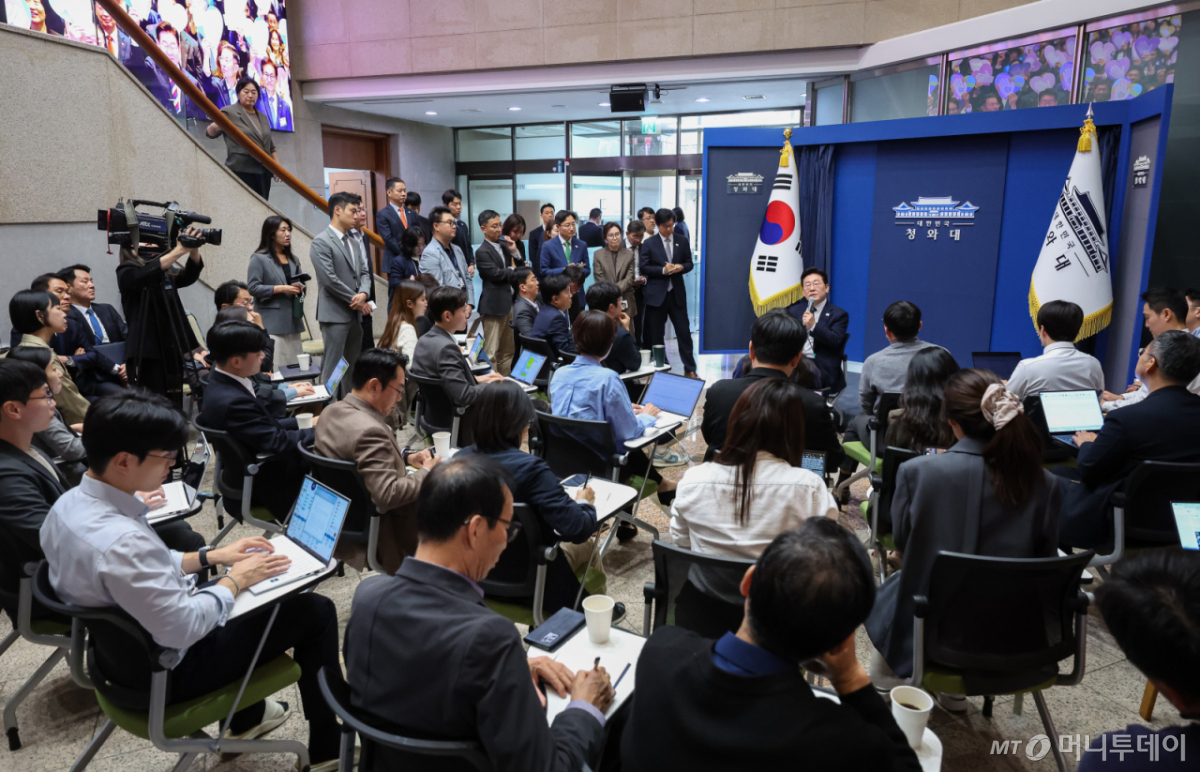 (서울=뉴스1) 이재명 기자 = 이재명 대통령이 19일 청와대 춘추관을 찾아 취재진과 간담회를 하고 있다. (청와대통신사진기자단) 2026.10.19/뉴스1  Copyright © 뉴스1. All rights reserved. 무단 전재 및 재배포,  AI학습 이용 금지. /사진=(서울=뉴스1) 이재명 기자