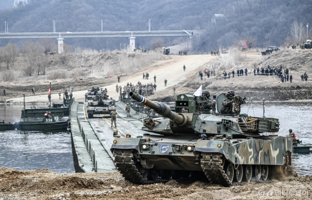 (서울=뉴스1) = 14일 경기도 연천군 일대에서 실시된 한미연합 제병협동훈련에서 K1A2 전차가 한국군 자주도하장비 수룡(KM3)과 미국 개량형 전술부교(IRB)가 결합한 연합부교를 통해 도하하고 있다. (육군 제공. 재판매 및 DB 금지) 2026.3.14/뉴스1 Copyright © 뉴스1. All rights reserved. 무단 전재 및 재배포, AI학습 이용 금지. /사진=(서울=뉴스1)