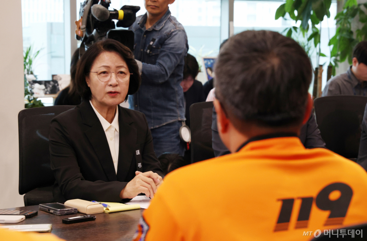 [수원=뉴시스] 김종택 기자 = 추미애 경기지사가 20일 경기 수원시 영통구 경기도청 집무실에서 전국공무원노동조합 소방본부와 간담회를 하고 있다. (공동취재) 2026.10.20. photo@newsis.com /사진=김종택