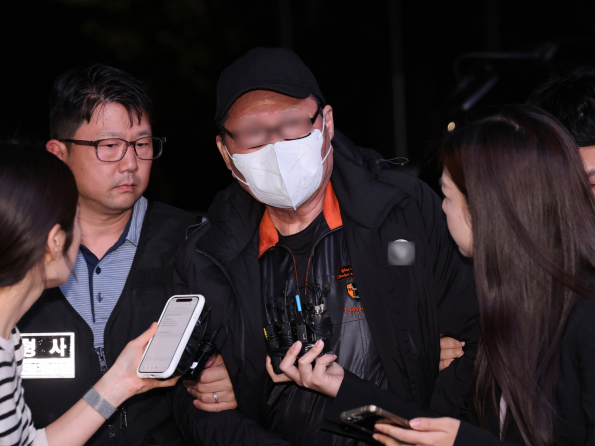 역삼동 빌딩 두 곳에 잇따라 불을 지른 혐의를 받는 방화 용의자 A씨가 20일 오후 서울 강남구 수서경찰서로 압송되고 있다. /사진=뉴스1