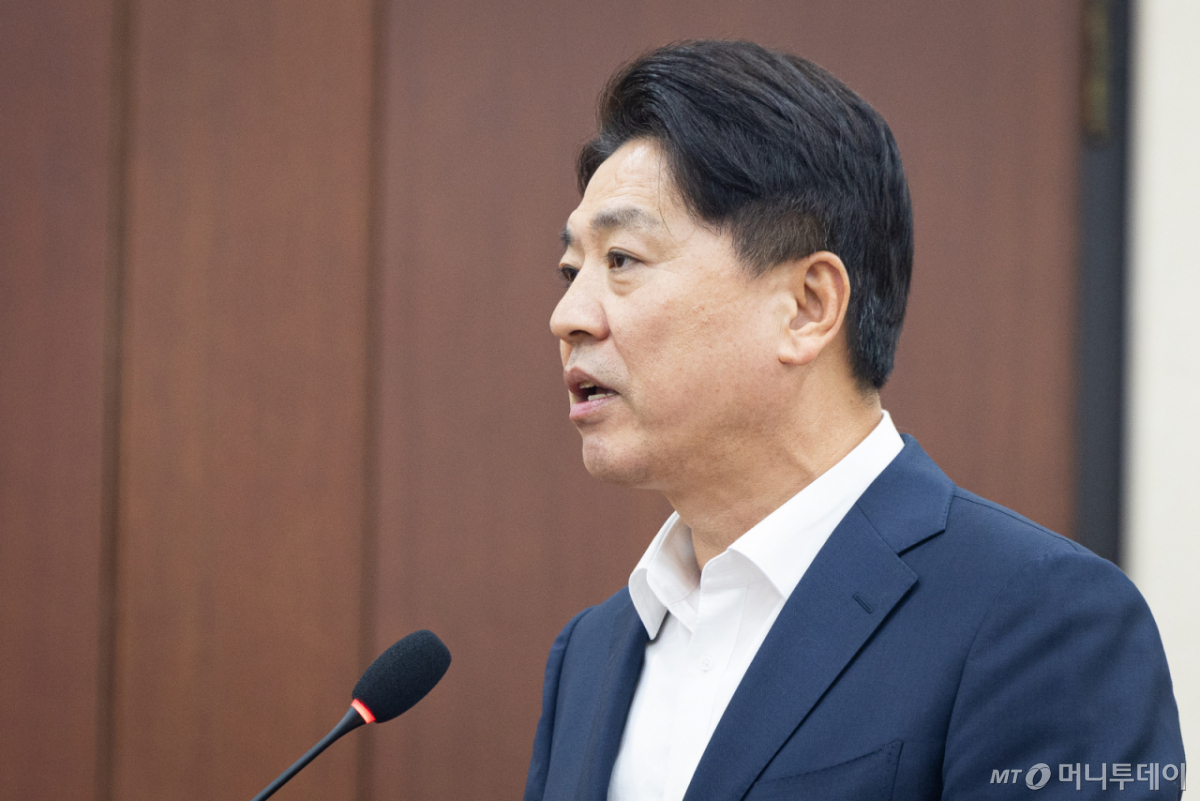 부승찬 국회 국방위원회 법률안심사소위원장이 14일 서울 여의도 국회에서 열린 제434회 국회(임시회) 국방위원회 제1차 전체회의에서 소위원회 심사보고를 하고 있다. /사진=뉴스1