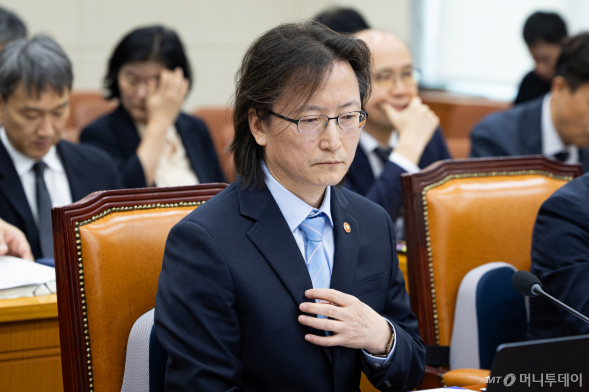(서울=뉴스1) 유승관 기자 = 주병기 공정거래위원장이 12일 서울 여의도 국회에서 열린 정무위원회의 공정거래위원회 등에 대한 국정감사에 출석해 자리하고 있다. 2026.10.12/뉴스1 Copyright © 뉴스1. All rights reserved. 무단 전재 및 재배포, AI학습 이용 금지. /사진=(서울=뉴스1) 유승관 기자