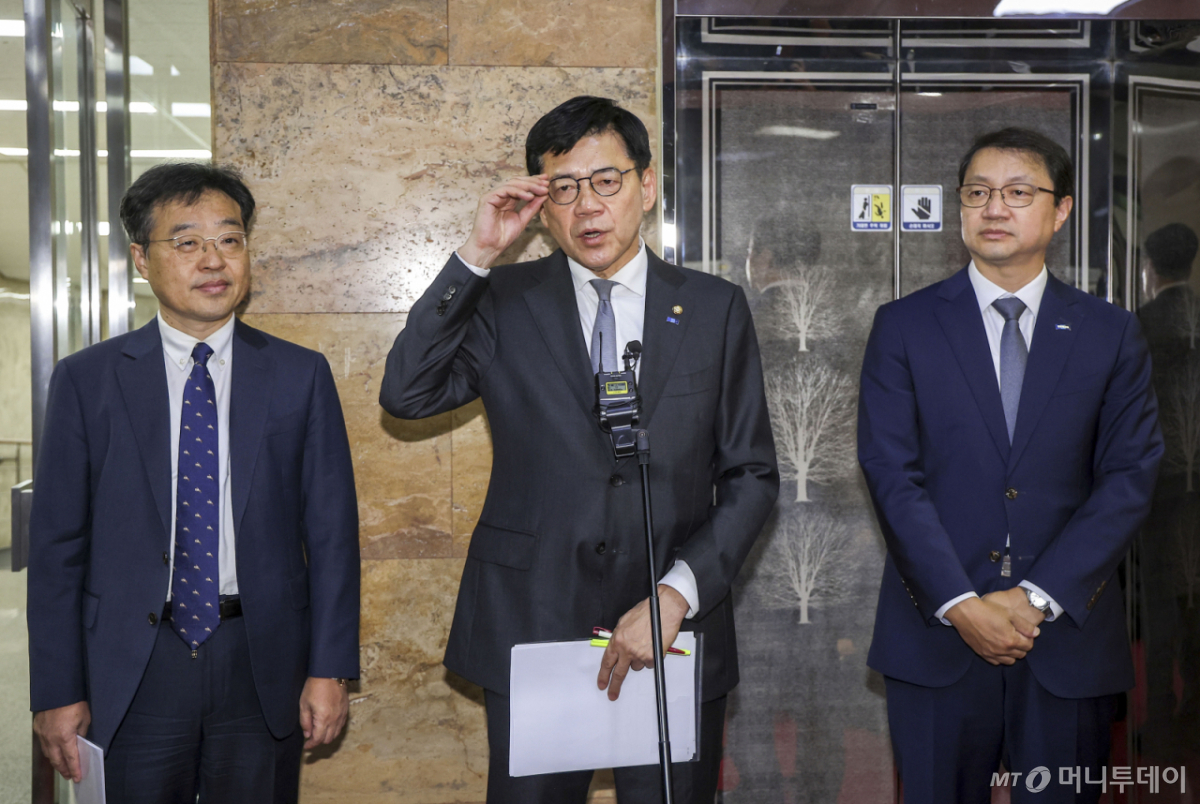 김준형 조국혁신당 원내대표가 21일 서울 여의도 국회에서 조희대 대법원장 탄핵과 관련해 한병도 더불어민주당 원내대표와 논의한 뒤 취재진 앞에서 질문에 답하고 있다. /사진=뉴시스