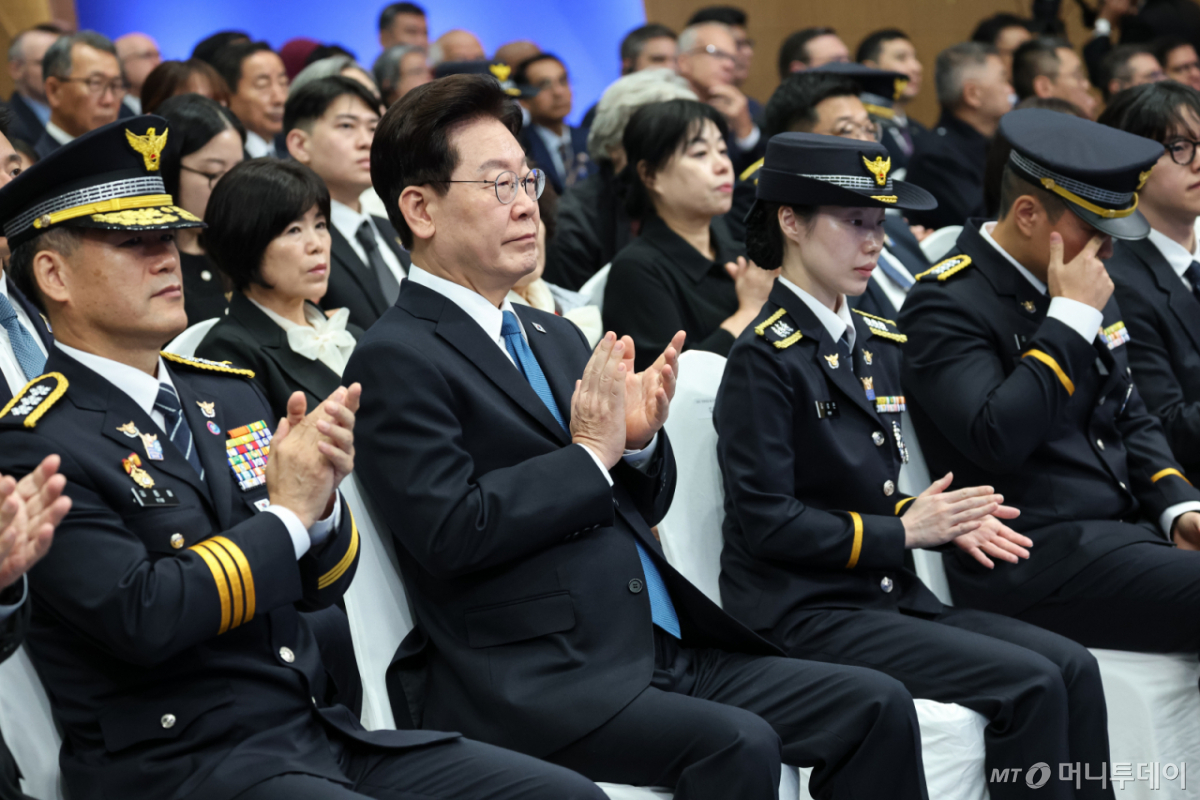 (서울=뉴스1) 이재명 기자 = 이재명 대통령이 21일 서울 서대문구 경찰청에서 열린 제81주년 경찰의 날 기념식에서 박수를 치고 있다. (청와대통신사진기자단) 2026.10.21/뉴스1  Copyright © 뉴스1. All rights reserved. 무단 전재 및 재배포,  AI학습 이용 금지. /사진=(서울=뉴스1) 이재명 기자