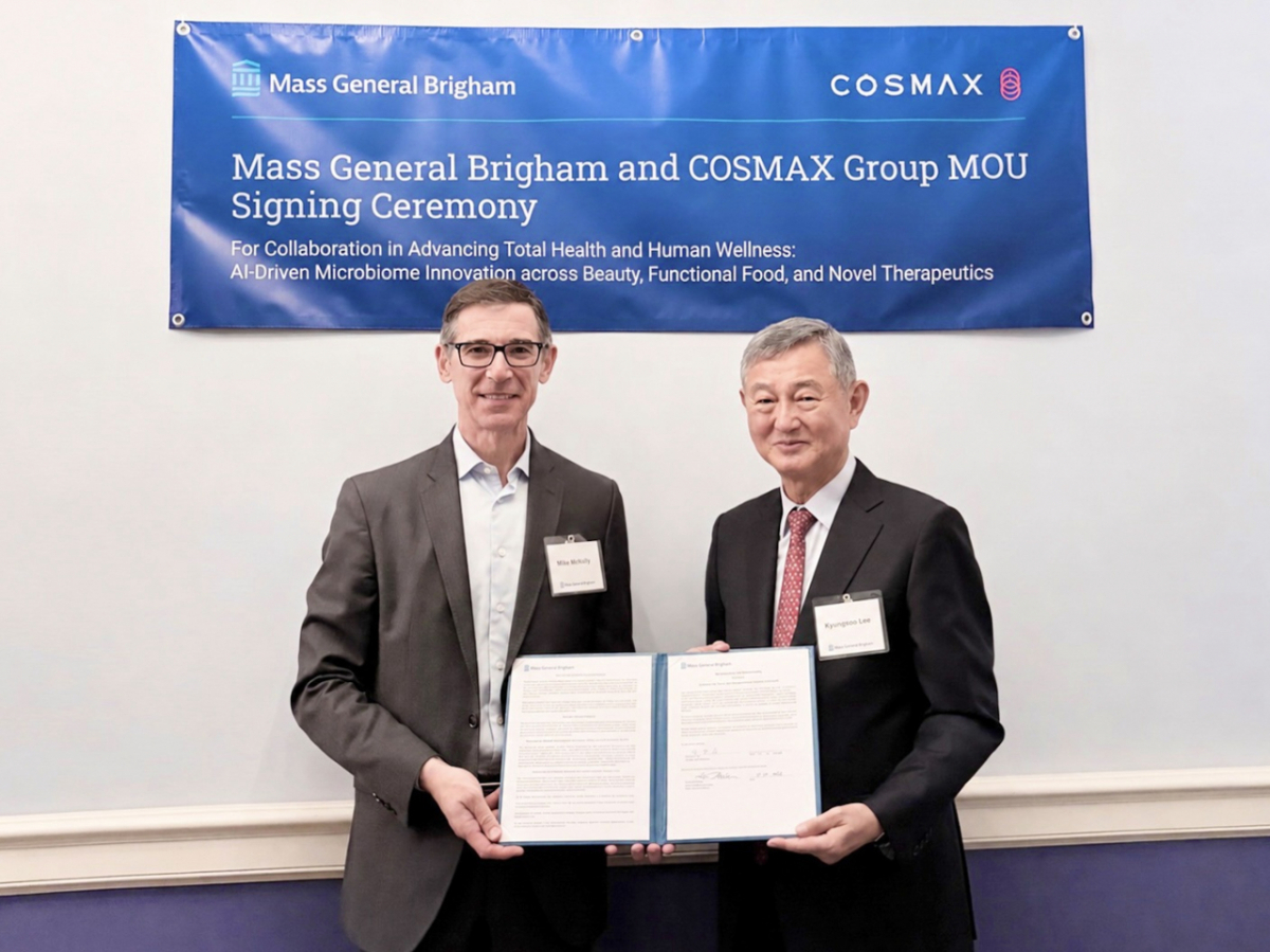 지난 13일(현지시간) 미국 보스턴 매사추세츠 종합병원(MGH)에서 열린 ‘코스맥스-MGB 공동연구 협약식’에서 이경수 코스맥스그룹 회장(오른쪽)과 마이크 맥날리 MGB 최고개발책임자가 기념촬영을 하고 있다./사진제공=코스맥스