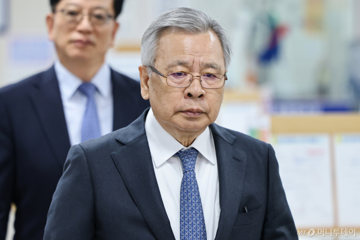 (서울=뉴스1) 김도우 기자 = 대장동 민간업자로부터 돈을 받은 혐의로 기소된 박영수 전 특별검사가 21일 서울 서초구 서울고등법원에서 열린 항소심 선고 기일에 출석하고 있다. 2026.10.21/뉴스1 Copyright © 뉴스1. All rights reserved. 무단 전재 및 재배포, AI학습 이용 금지. /사진=(서울=뉴스1) 김도우 기자