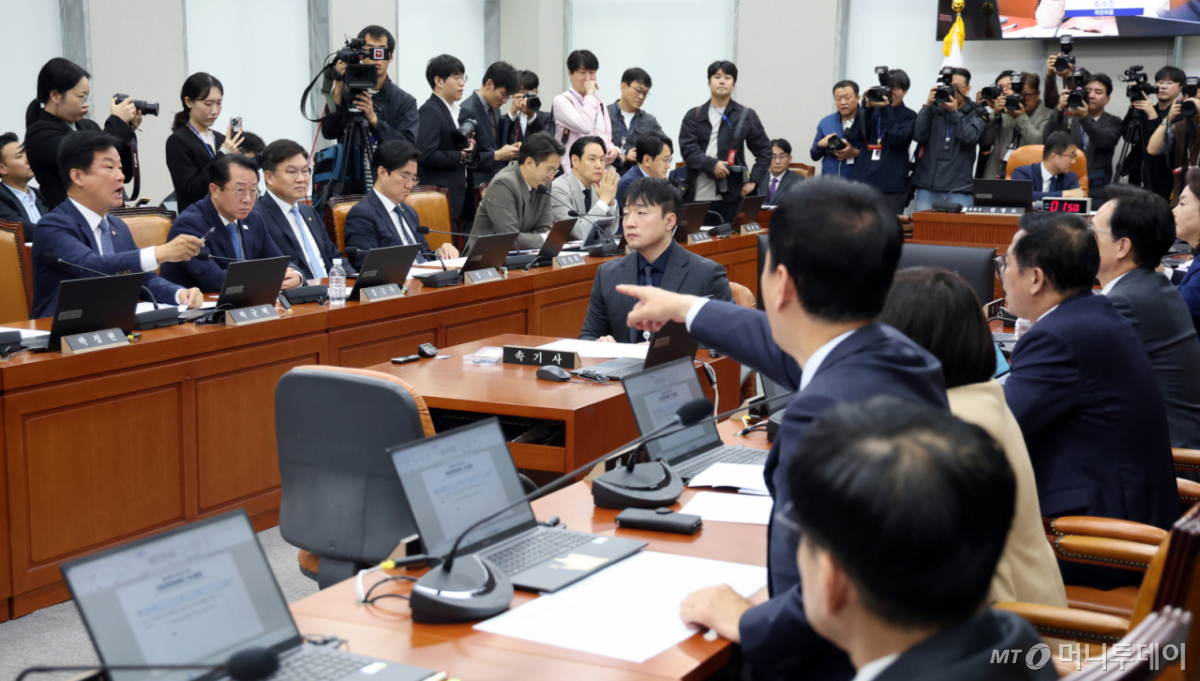 국회 운영위원회 여야 의원들이 21일 오전 서울 여의도 국회 운영위원회 전체회의에서 언쟁을 벌이고 있다./사진=뉴스1
