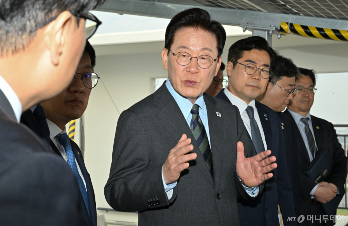 (인천=뉴스1) 이재명 기자 = 이재명 대통령이 20일 인천 계양구 공공주택지구를 찾아 관계자와 3기 신도시에 대한 대화를 하고 있다. 2026.10.20/뉴스1 Copyright © 뉴스1. All rights reserved. 무단 전재 및 재배포, AI학습 이용 금지. /사진=(인천=뉴스1) 이재명 기자