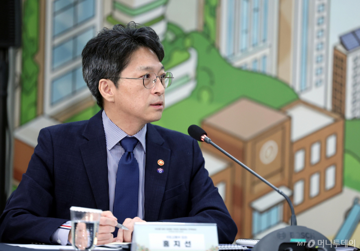 [인천=뉴시스] 조성봉 기자 = 홍지선 국토교통부 장관이 20일 인천 계양 공공주택지구에서 열린 주택공급 현장 간담회에서 주택공급 실행 계획 및 3기 신도시 첫 입주 현황을 보고하고 있다. (청와대통신사진기자단) 2026.10.20. suncho21@newsis.com /사진=