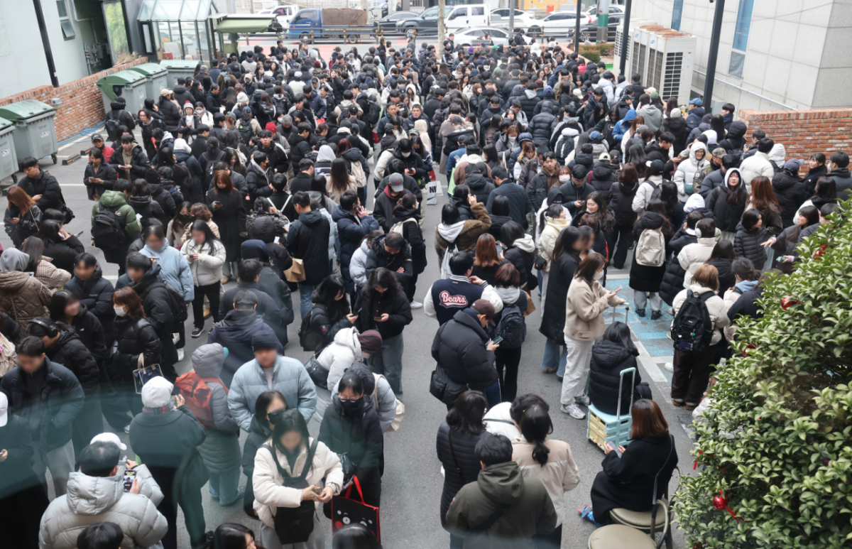 지난해 12월 23일 대전 중구 성심당 일대에 빵을 사려는 고객들이 차례를 기다리고 있는 모습./사진=뉴스1