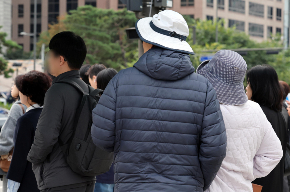 지난 19일 가을비 내린 뒤 '쌀쌀한 출근길'에 서울 세종로에서 시민들이 두꺼운 외투차림으로 보행신호를 기다리고 있다. /사진=뉴스1.
