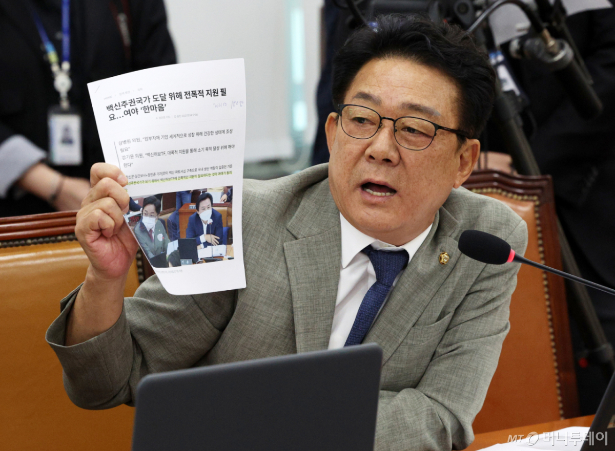 [서울=뉴시스] 고범준 기자 = 허종식 더불어민주당 의원이 11일 서울 여의도 국회에서 열린 보건복지위원회 전체회의에서 발언하고 있다. 2026.09.11.  /사진=고범준