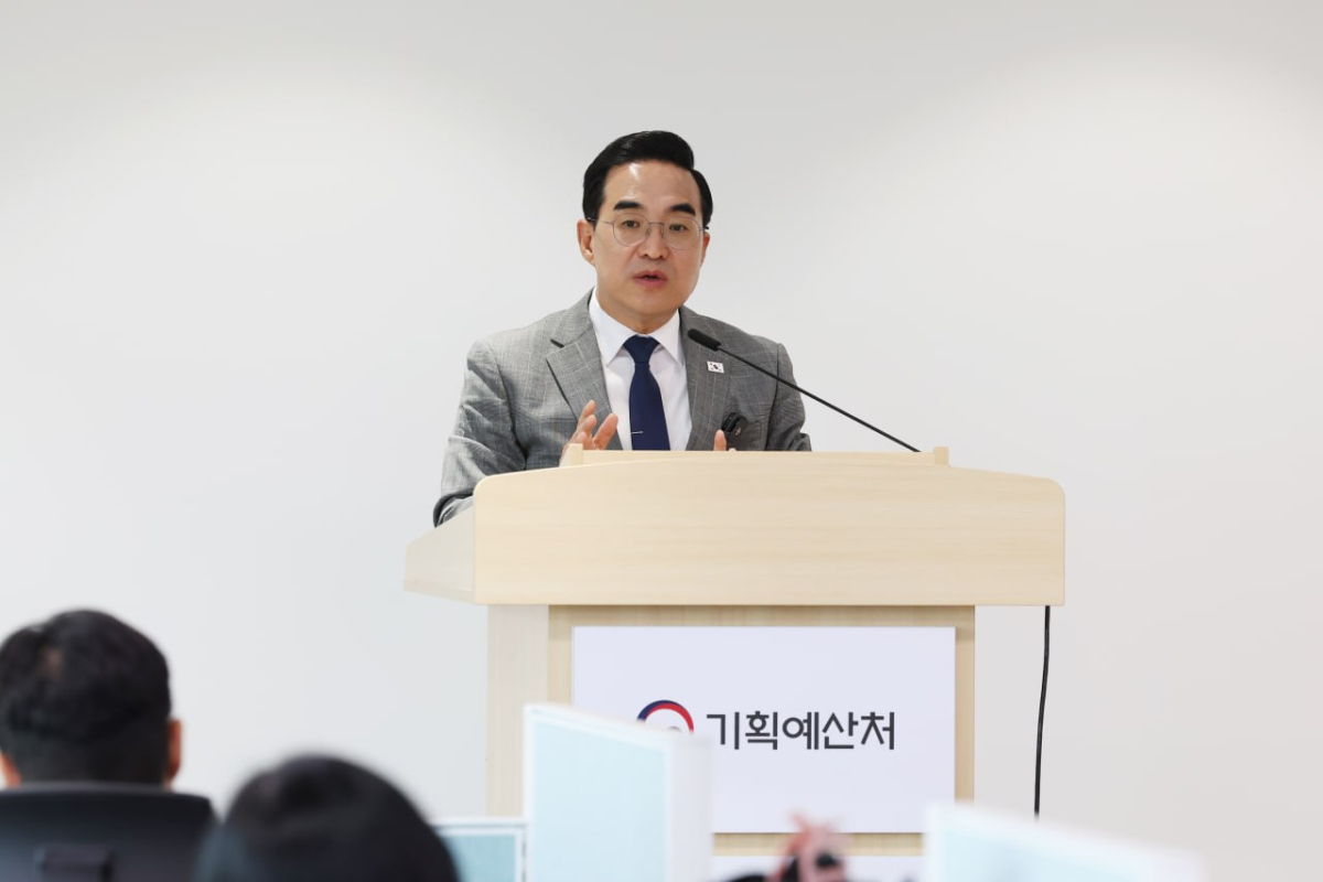 박홍근 기획예산처 장관이 10월 21일 오후 정부세종청사 5동 기획예산처 기자실을 방문해 기자들과 질의응답을 하고 있다./사진제공=기획예산처