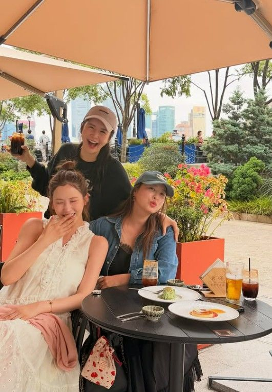 배우 이다해가 중국 상하이 고급 주택에 동료 연예인들을 초대해 식사를 대접했다. 유튜브 촬영을 앞두고 집 안에 걸린 그림까지 바꾼 모습도 공개했다. 사진은 이다해, 장영란, 심진화. /사진= SNS 갈무리