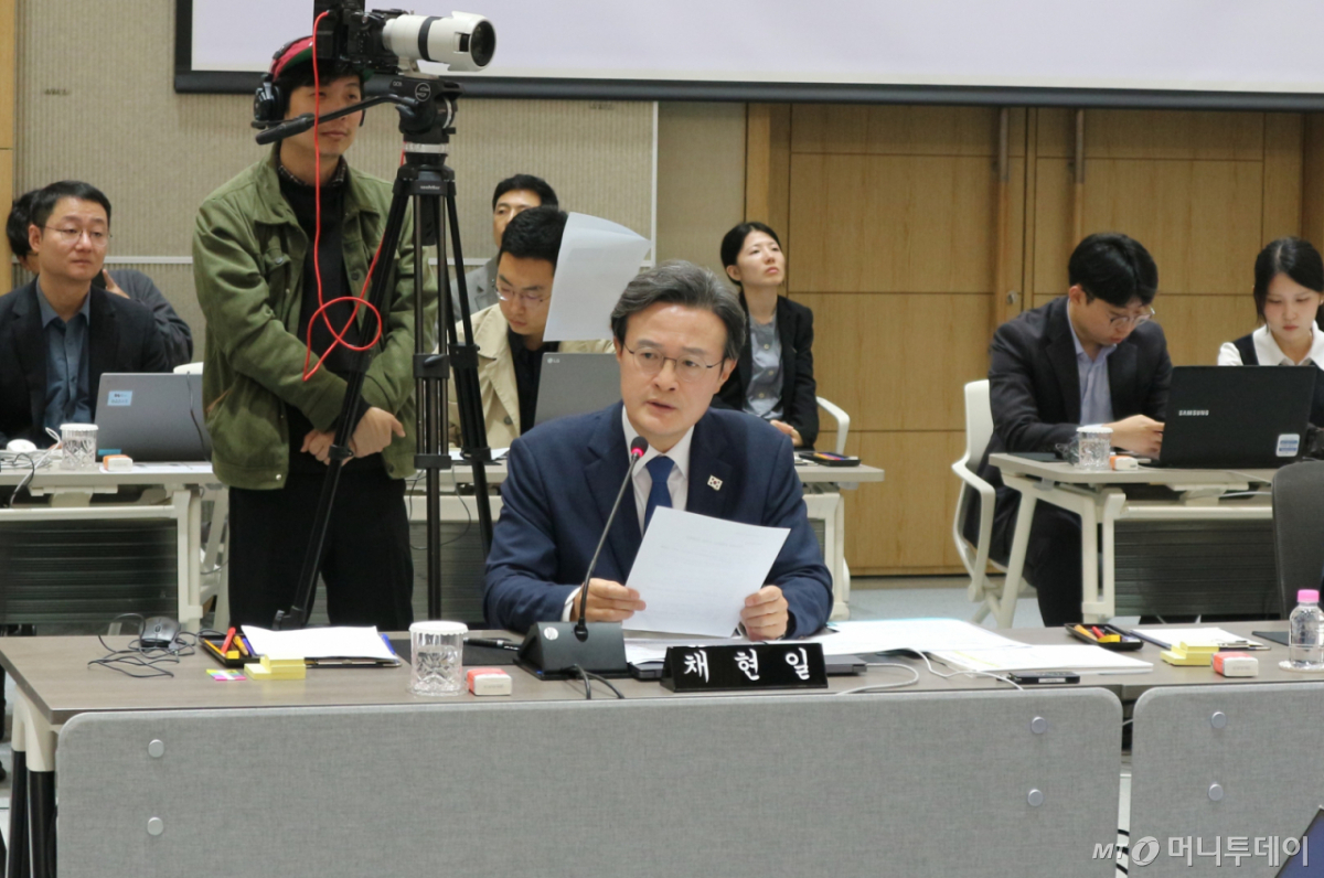 (부산=뉴스1) 이주현 기자 = 21일 부산 연제구 부산시청에서 열린 행정안전위원회의 부산시청에 대한 국정감사에서 채현일 더불어민주당 의원(서울 영등포구갑)이 전재수 부산시장에게 질의를 하고 있다.2026.10.21/뉴스1 Copyright © 뉴스1. All rights reserved. 무단 전재 및 재배포, AI학습 이용 금지. /사진=(부산=뉴스1) 이주현 기자