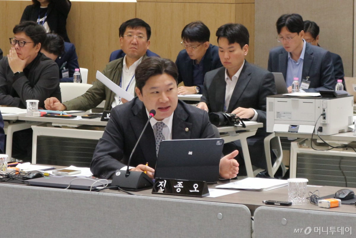 (부산=뉴스1) 이주현 기자 = 21일 부산 연제구 부산시청에서 열린 행정안전위원회의 부산시청에 대한 국정감사에서 진종오 국민의힘 의원(비례대표)이 전재수 부산시장에게 질의를 하고 있다.2026.10.21/뉴스1 Copyright © 뉴스1. All rights reserved. 무단 전재 및 재배포, AI학습 이용 금지. /사진=(부산=뉴스1) 이주현 기자