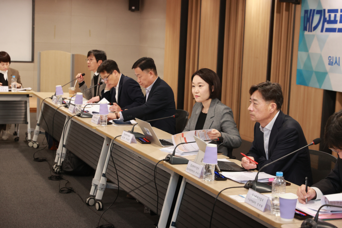이소영 중소벤처기업부 장관이 21일 서울특별시 영등포구 한국평가데이터 대강당에서 열린 '메가프로젝트 성과 확산을 위한 중소기업 간담회'에서 토론을 하고 있다./사진=중기부.