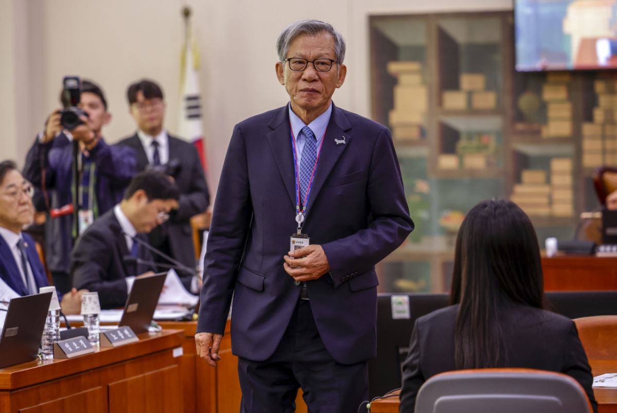 유홍준 국립중앙박물관장이 19일 서울 여의도 국회에서 열린 문화체육관광위원회의 문화체육관광부 산하 공공기관 및 유관기관 국정감사에서 증인선서문을 제출한 뒤 자리로 돌아오고 있다. / 사진 = 뉴시스