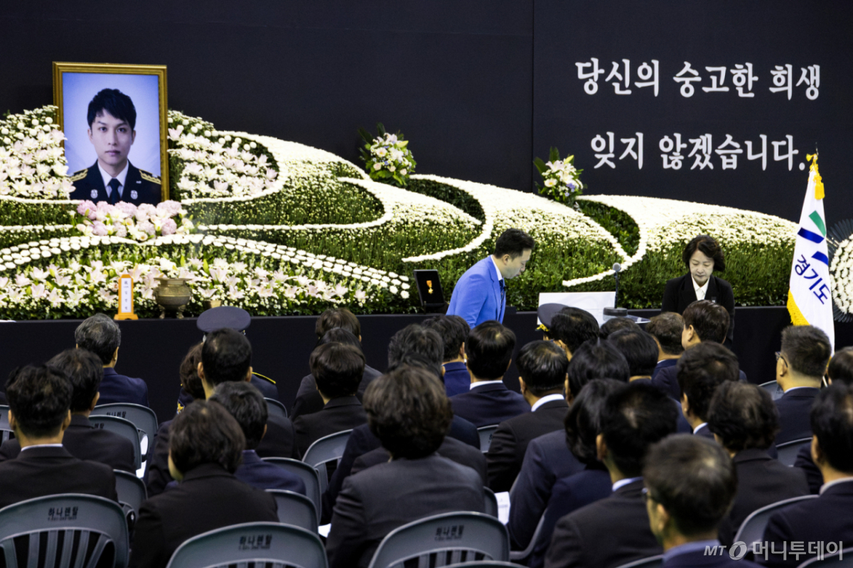 추미애 경기도지사가 19일 경기 부천시 공장 화재로 순직한 김진석 소방위의 영결식에서 영결사를 한 뒤 돌아서고 있다. /사진=조현호