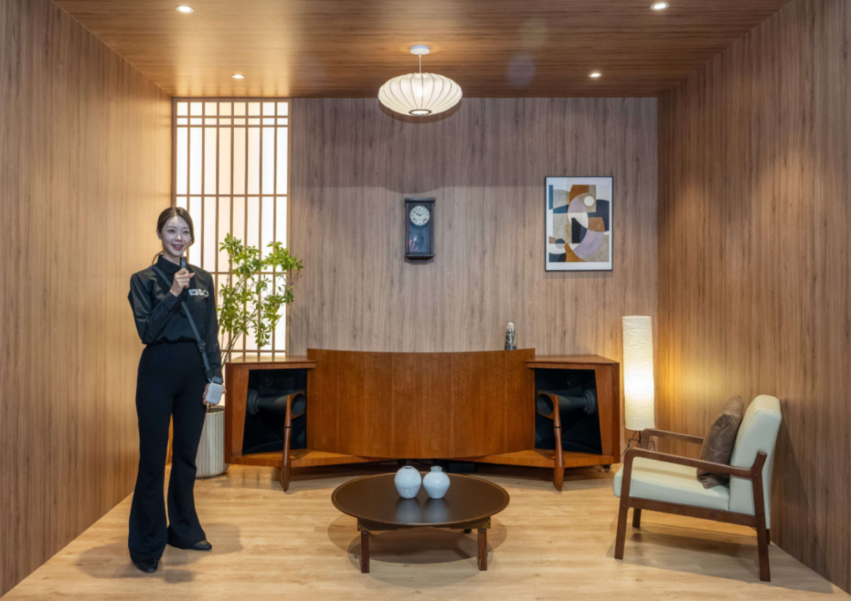 JBL 모델이 21일 서울 삼성동 프로젝트 스페이스 라인에 위치한 JBL 80주년 및 바워스 앤 월킨스 60주년 특별 전시관에서 '파라곤(Paragon)' 제품을 소개하고 있다./사진 제공=삼성전자
