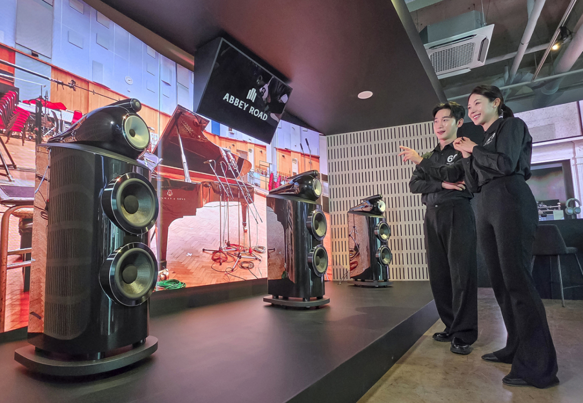 JBL 모델이 21일 서울 삼성동 프로젝트 스페이스 라인에 위치한 JBL 80주년 및 바워스 앤 월킨스 60주년 특별 전시관에서 바워스 앤 윌킨스 제품을 소개하고 있다./사진 제공=삼성전자
